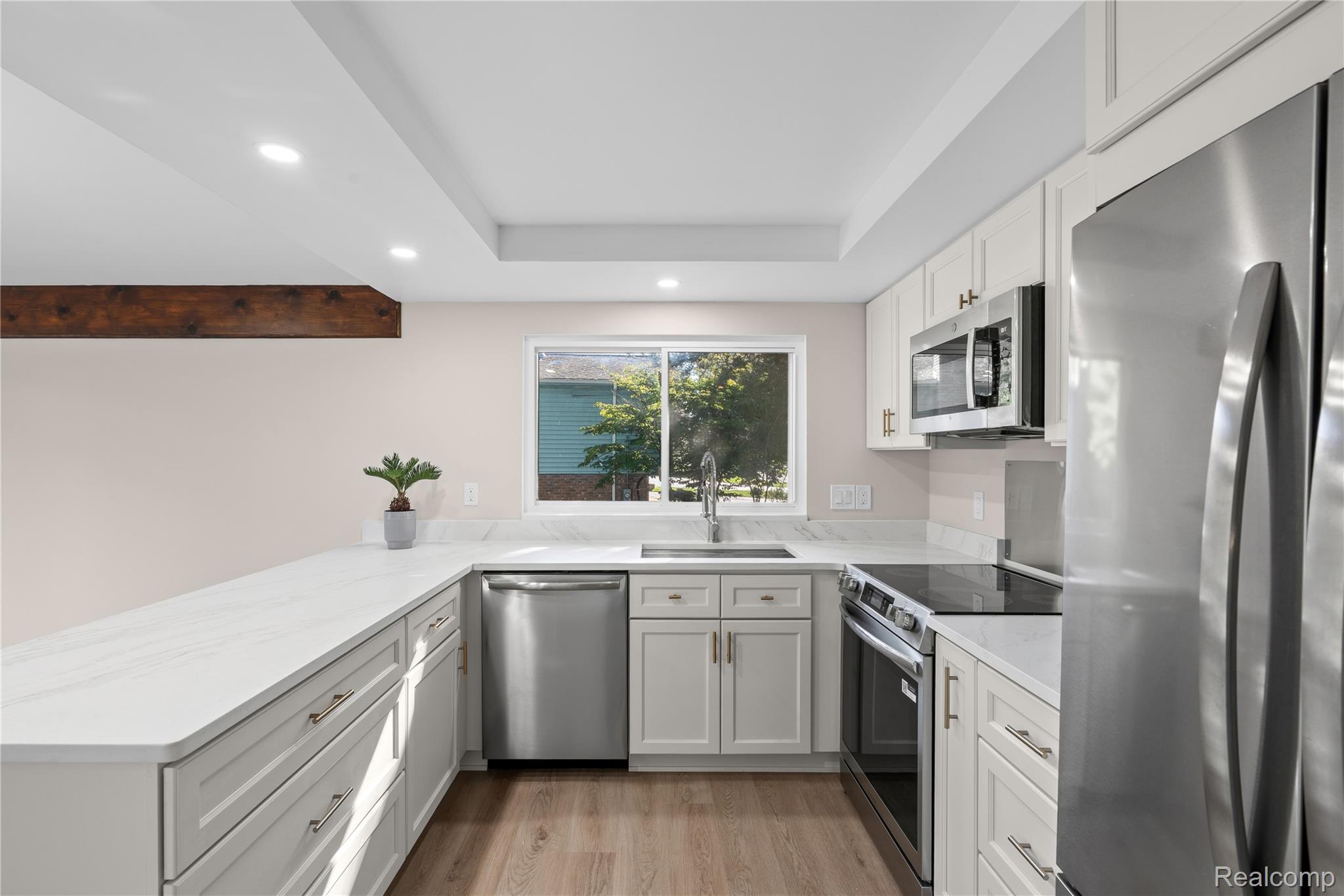 1960 Glen Iris Drive Property Photo 6
