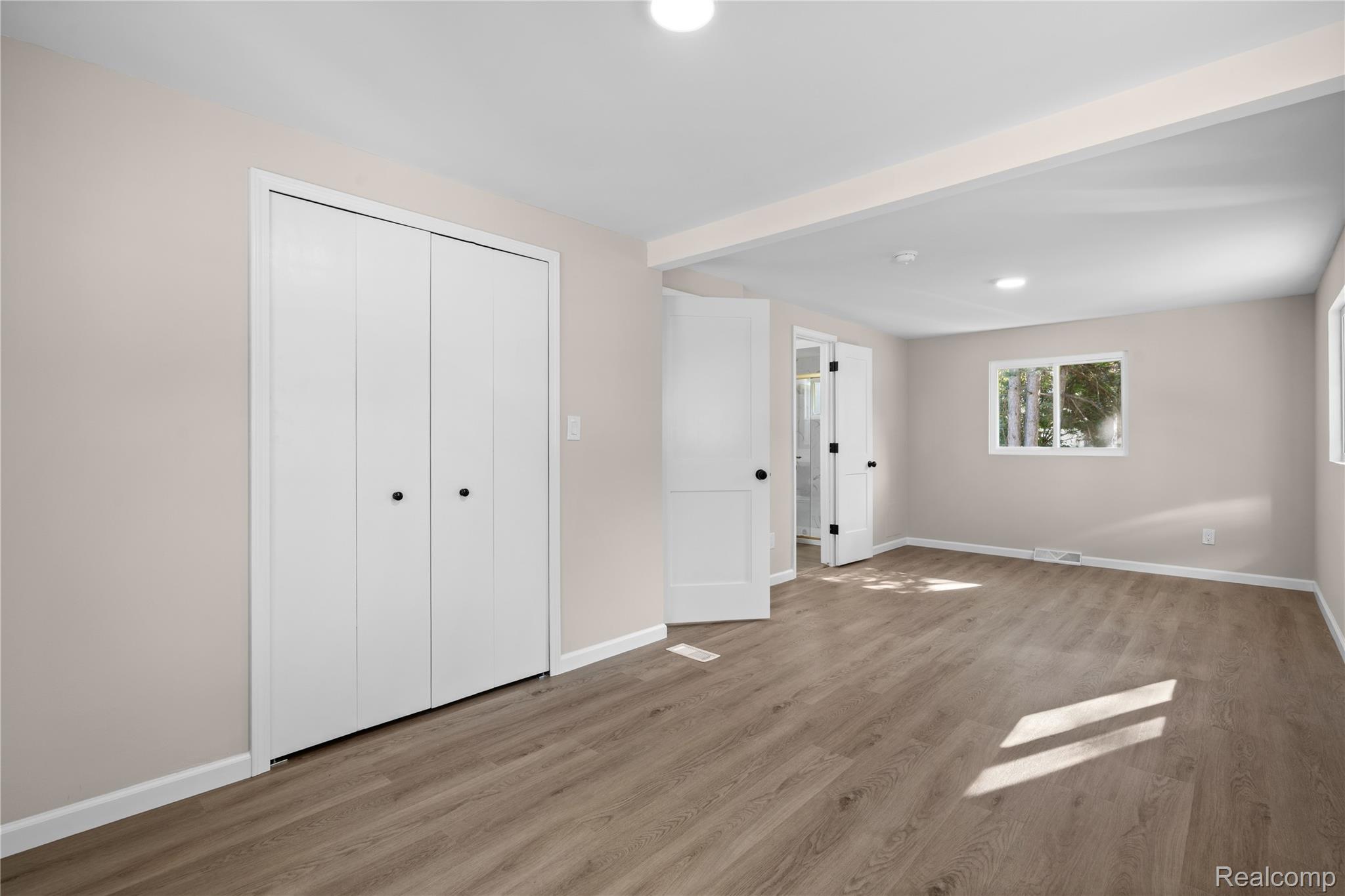 1960 Glen Iris Drive Property Photo 9