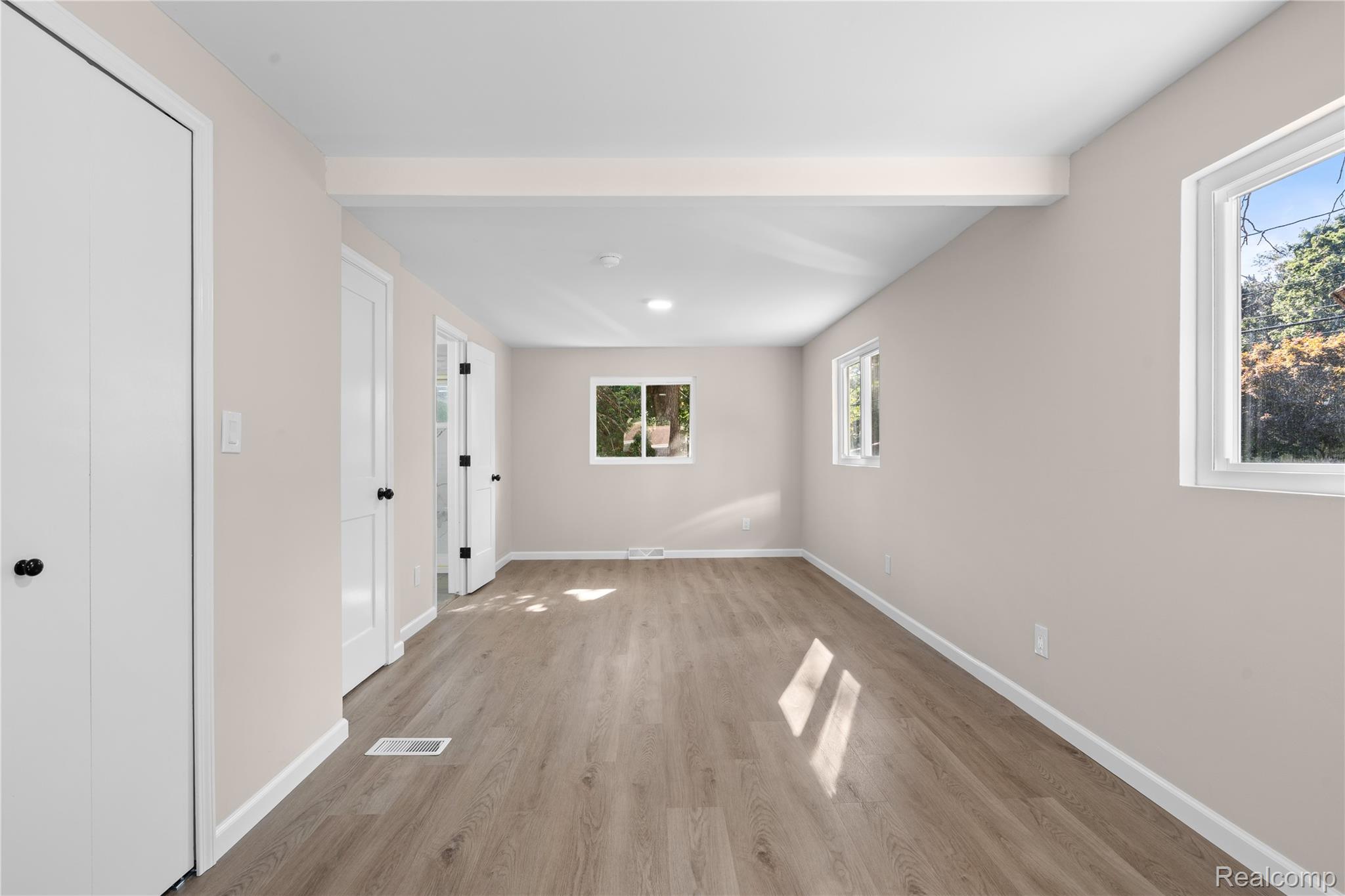 1960 Glen Iris Drive Property Photo 10