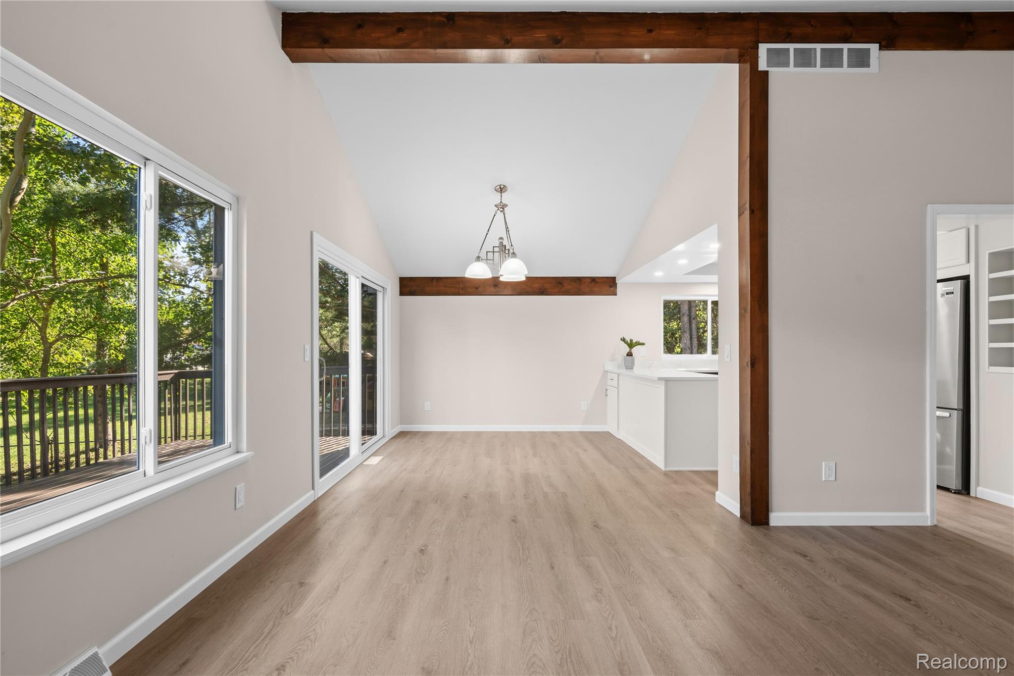 1960 Glen Iris Drive Property Photo 11