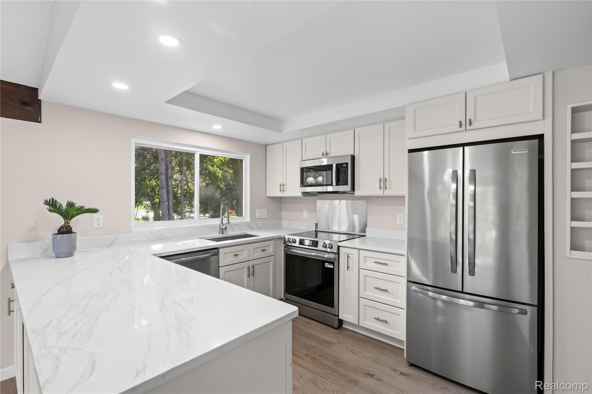 1960 Glen Iris Drive Property Photo 14