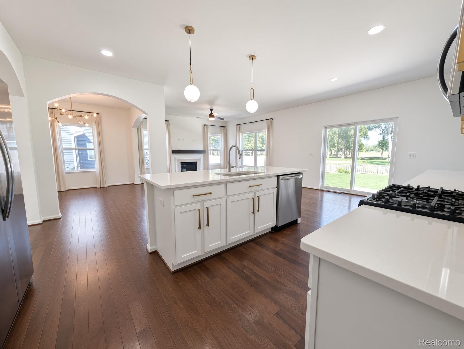 874 Henning Street Property Photo 4