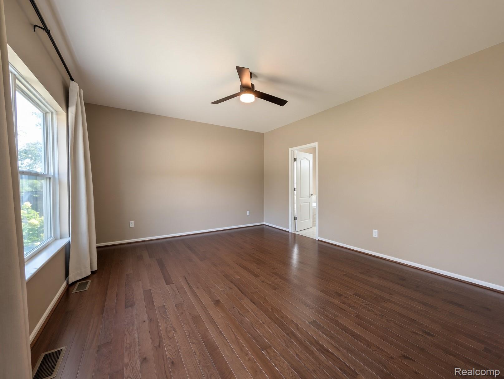 874 Henning Street Property Photo 8