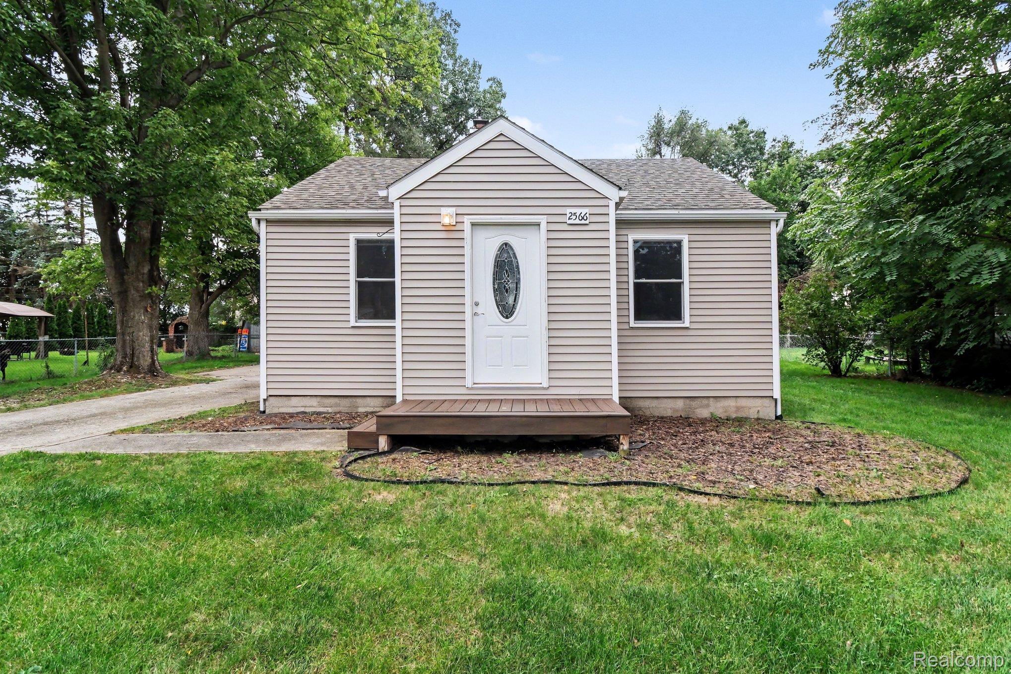 2566 Lee Avenue Property Photo 2