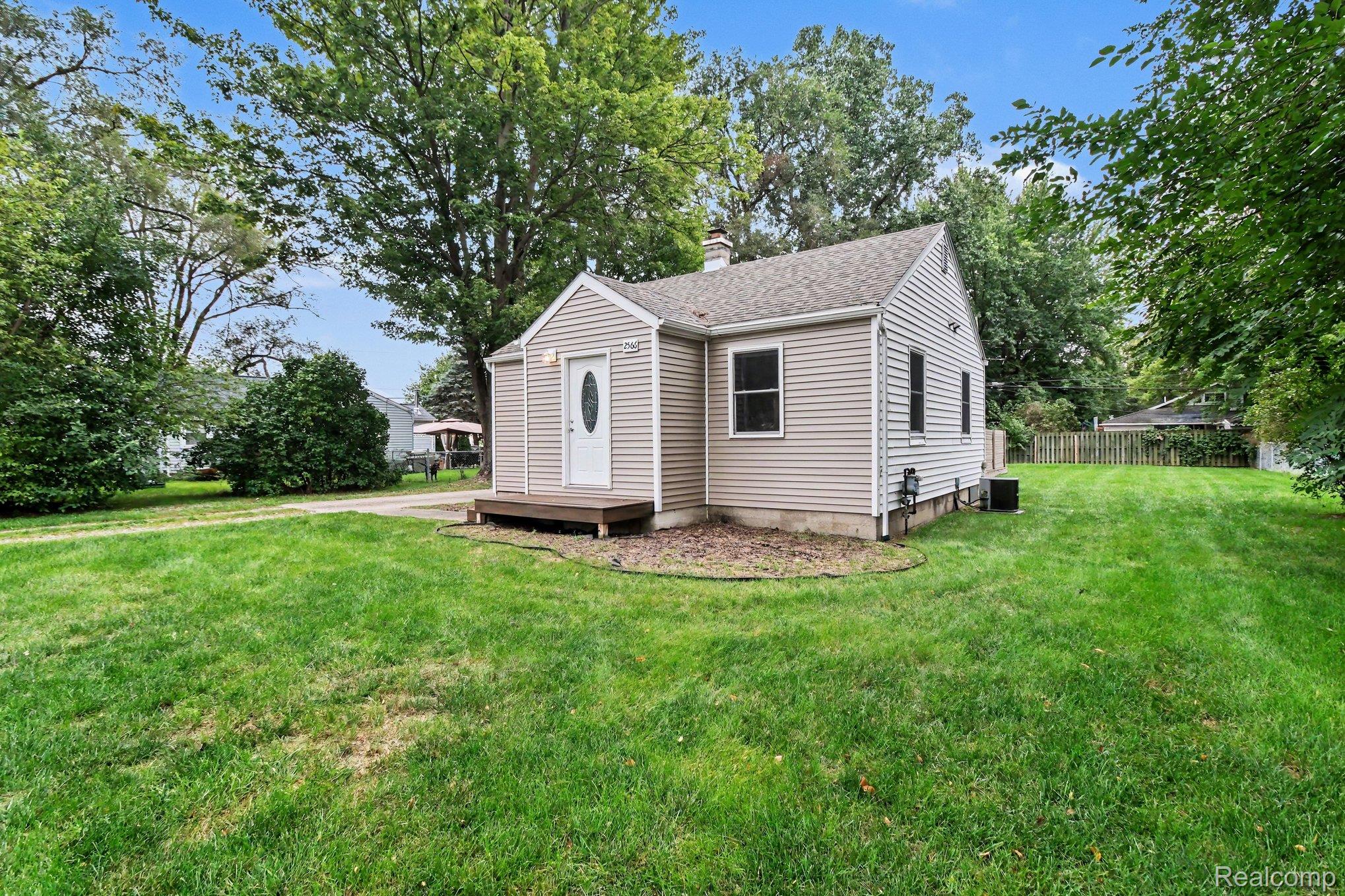 2566 Lee Avenue Property Photo 3