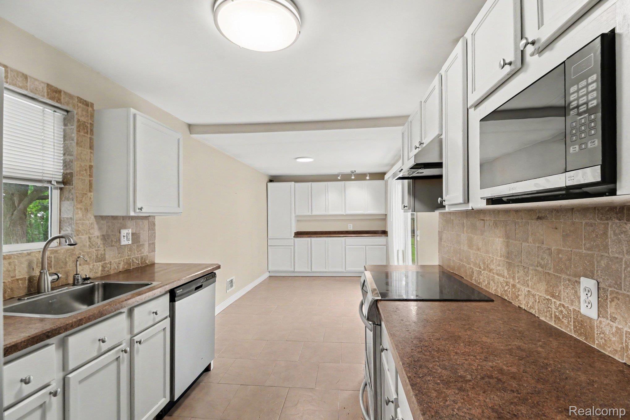 2566 Lee Avenue Property Photo 12
