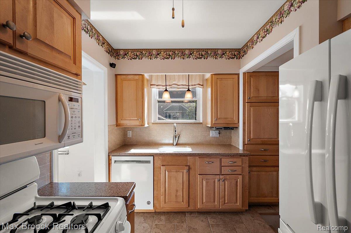 22665 Madison Street Property Photo 10