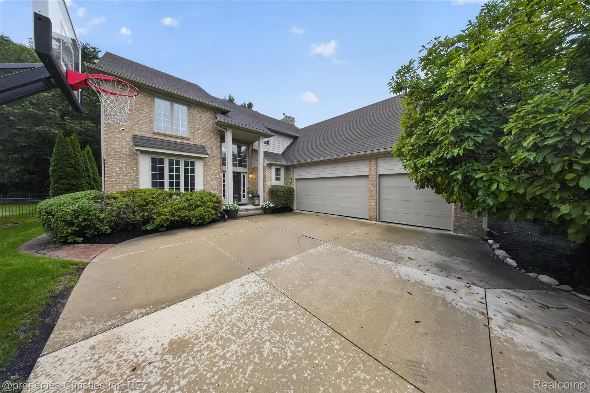 18032 Cascade Drive Property Photo 2