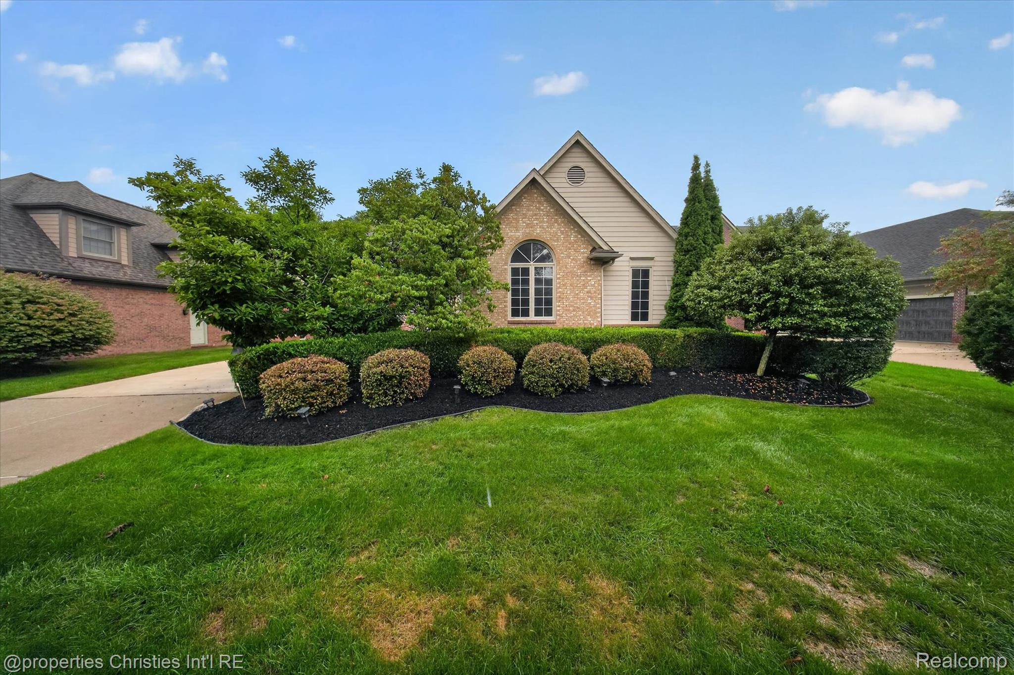 18032 Cascade Drive Property Photo 3