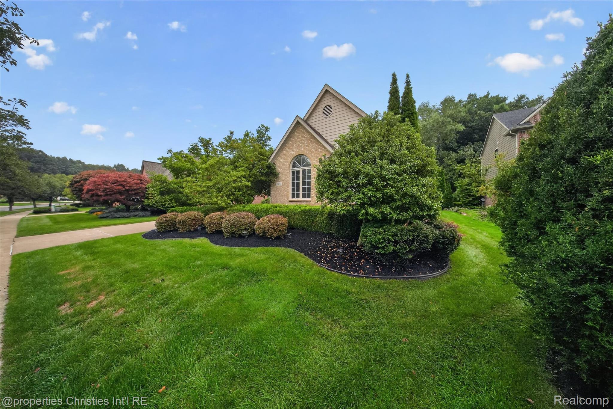 18032 Cascade Drive Property Photo 4