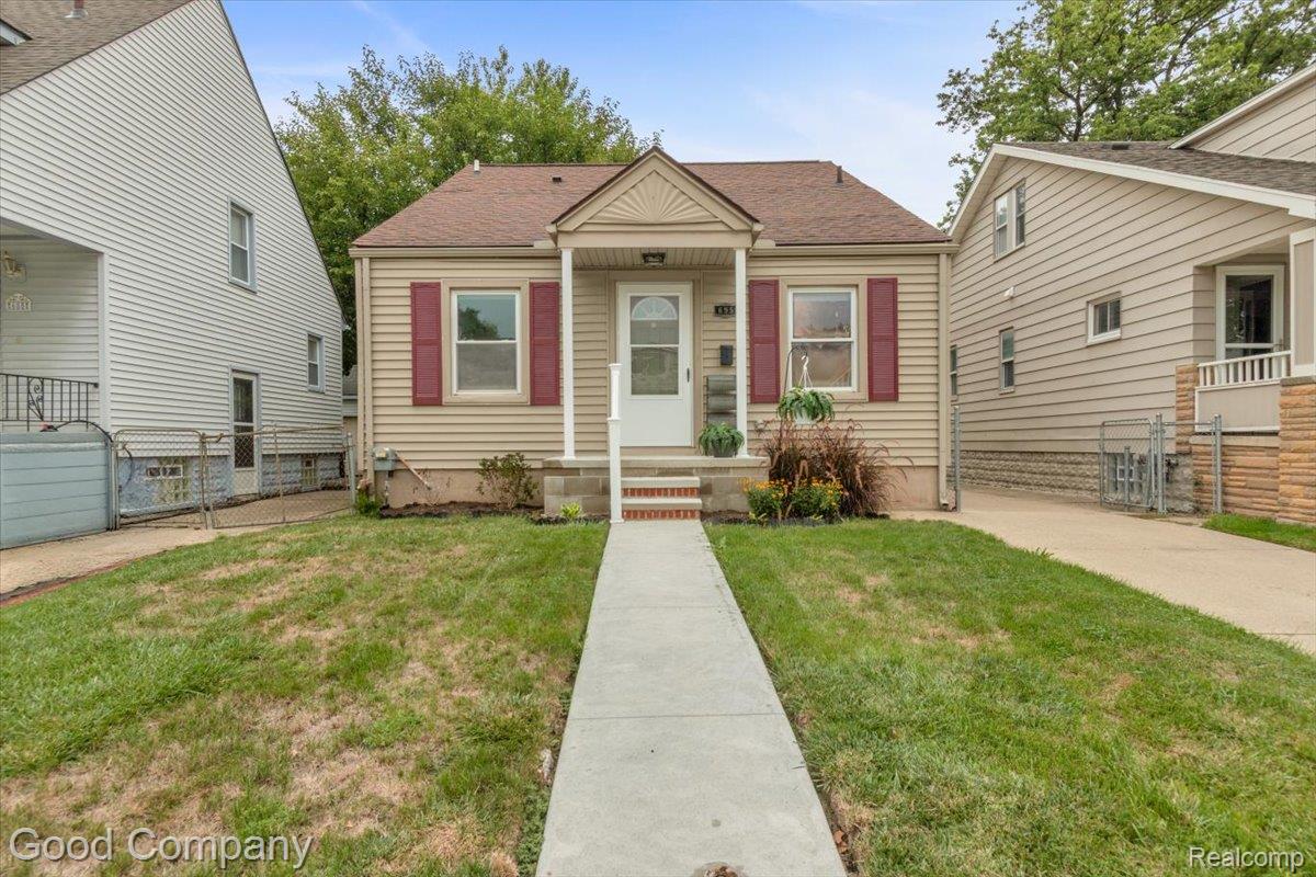 695 E Webster Street Property Photo 3