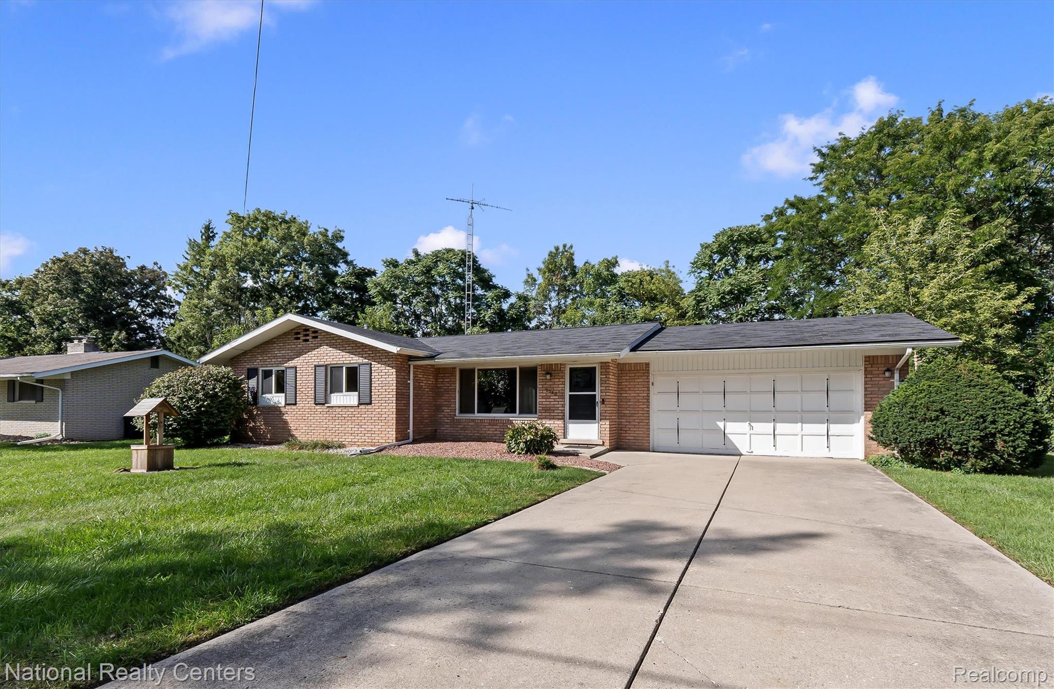2082 Kingswood Drive Property Photo 1