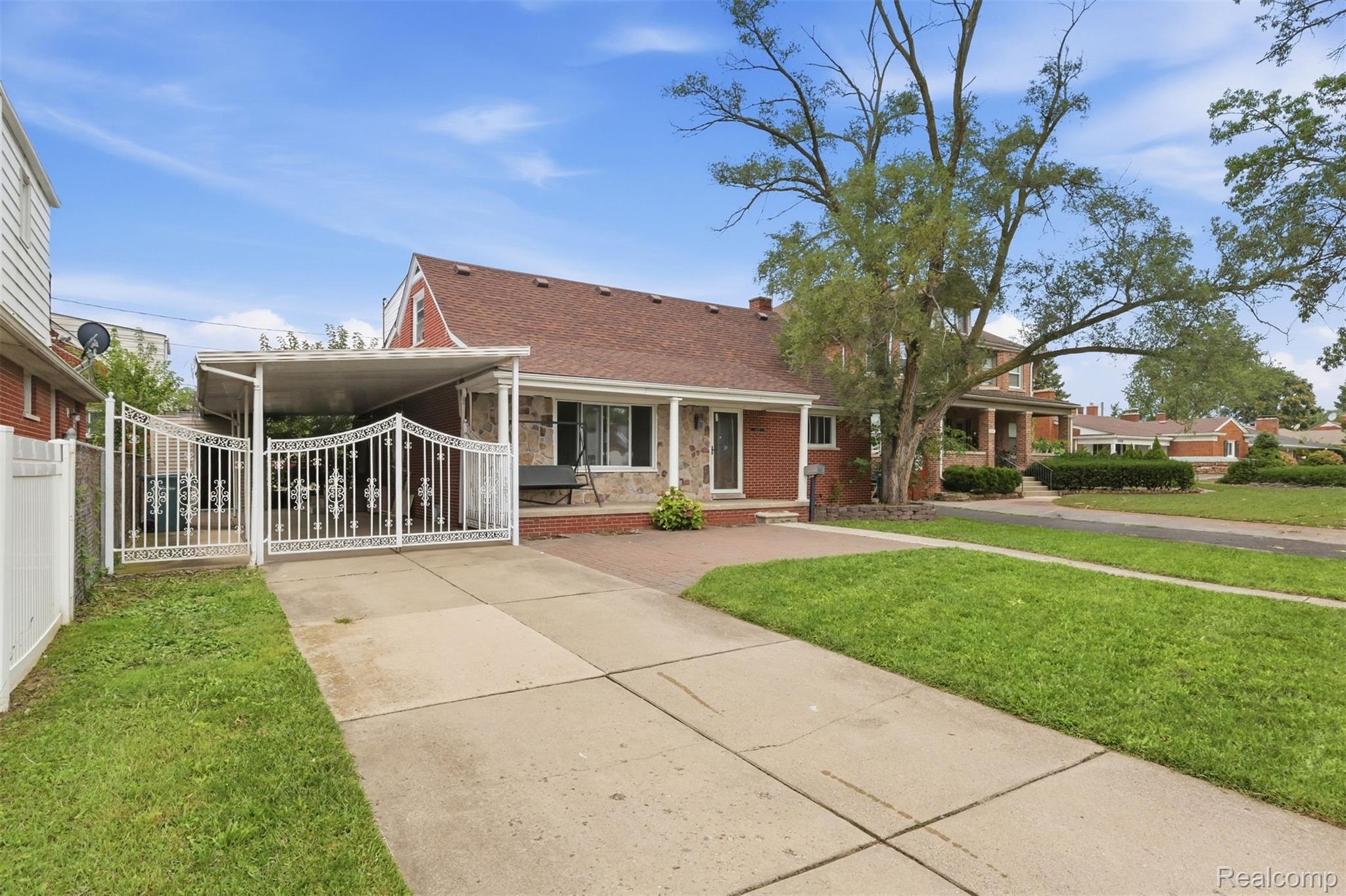 18116 Outer Drive Property Photo 1