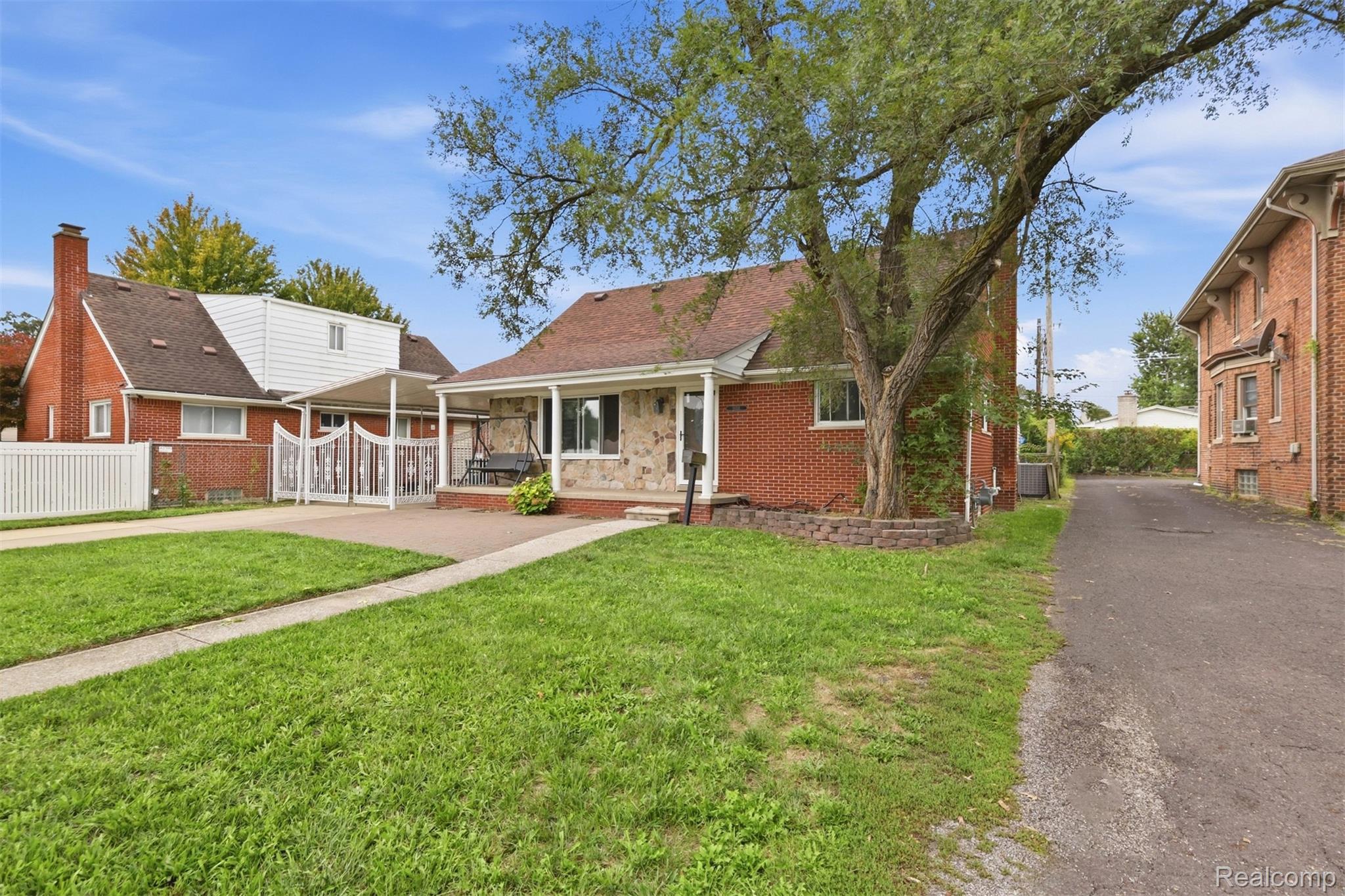 18116 Outer Drive Property Photo 2