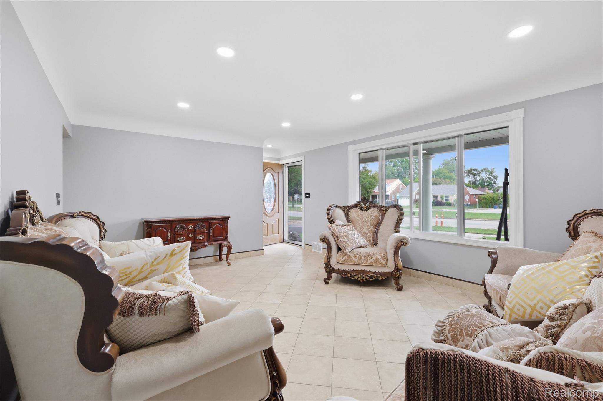 18116 Outer Drive Property Photo 3