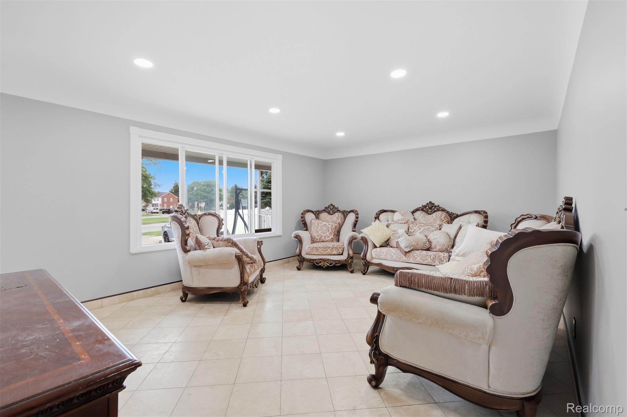 18116 Outer Drive Property Photo 4