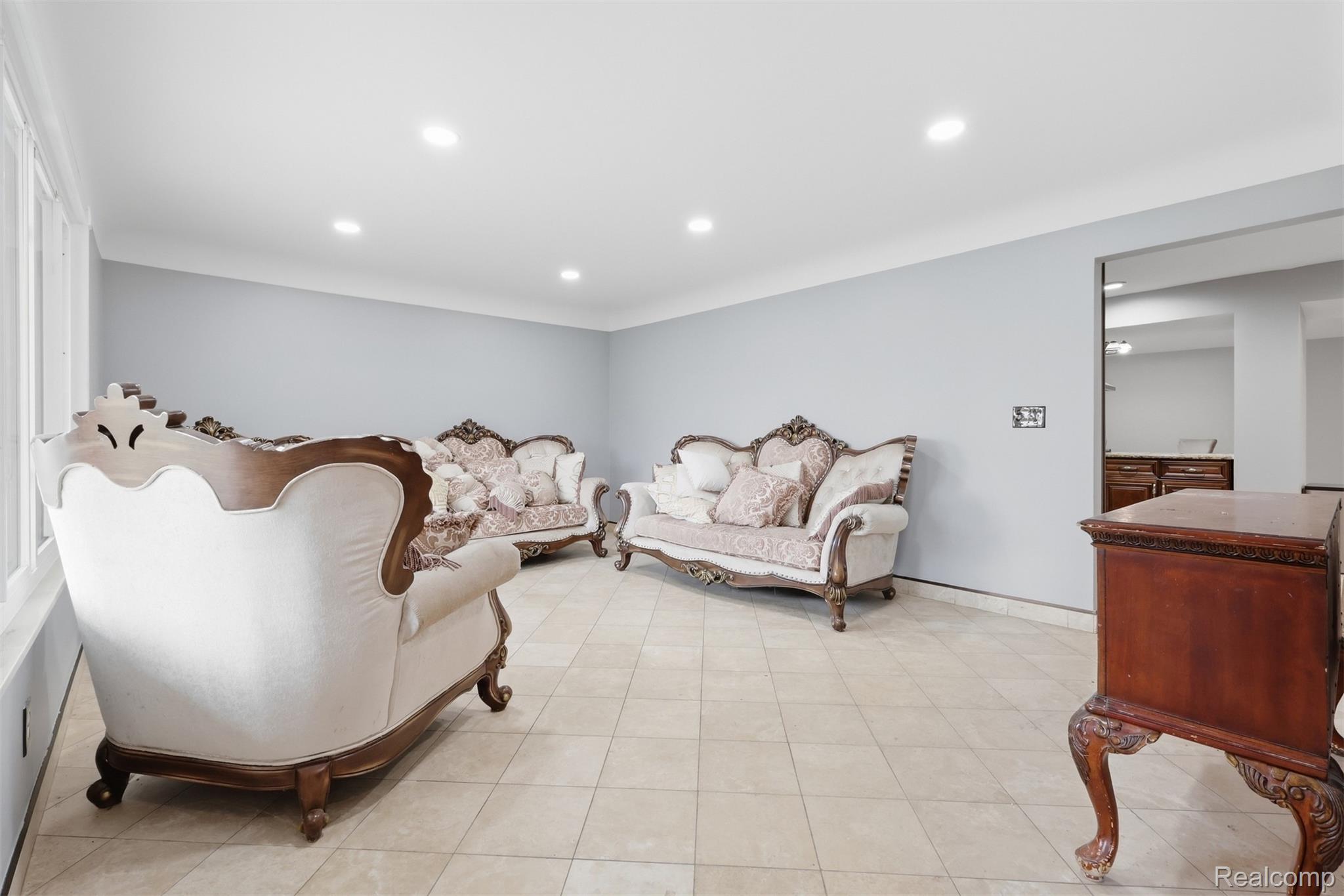 18116 Outer Drive Property Photo 5