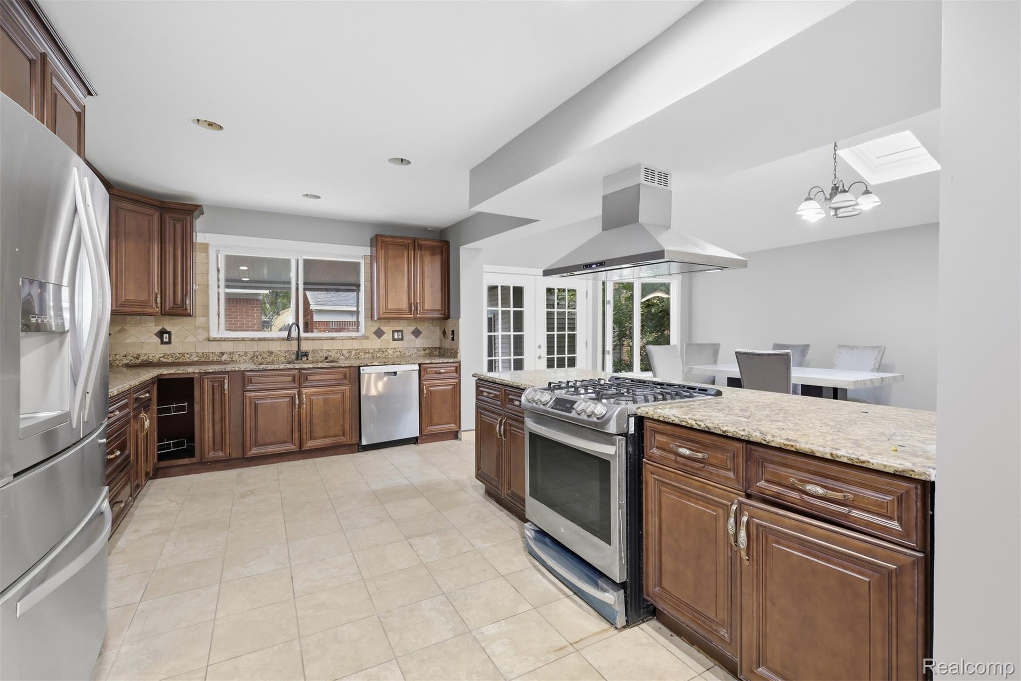18116 Outer Drive Property Photo 6