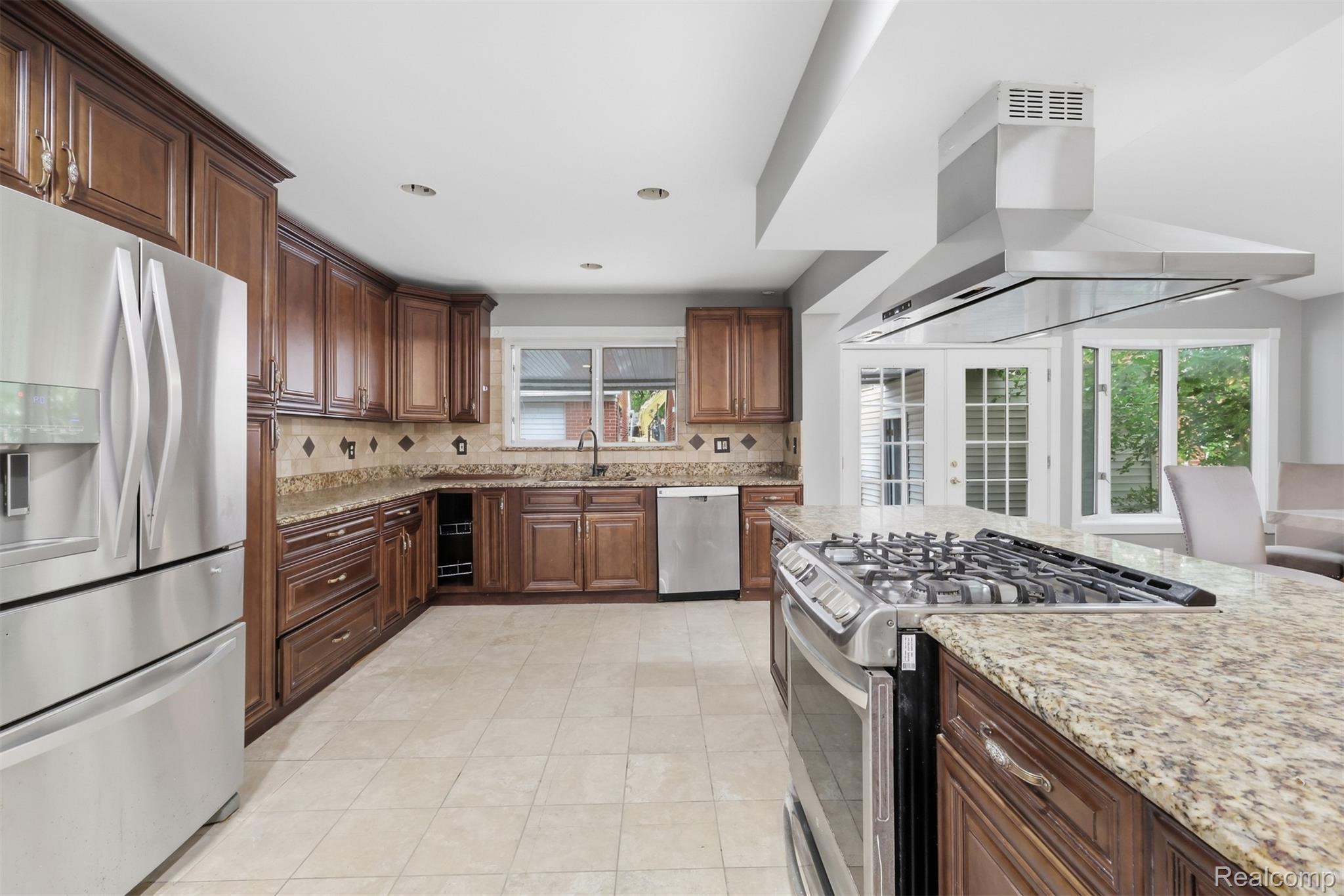 18116 Outer Drive Property Photo 7