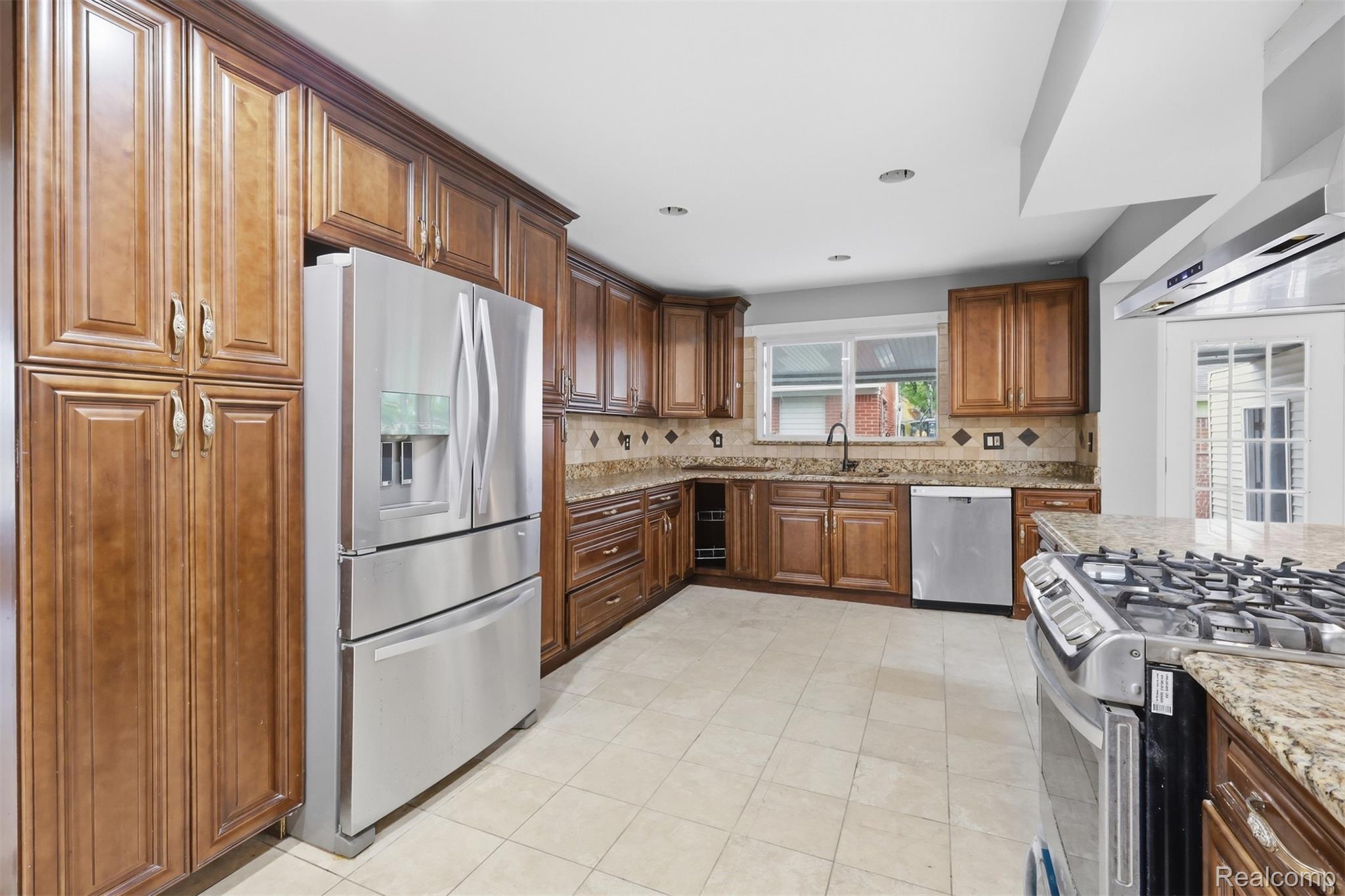 18116 Outer Drive Property Photo 8