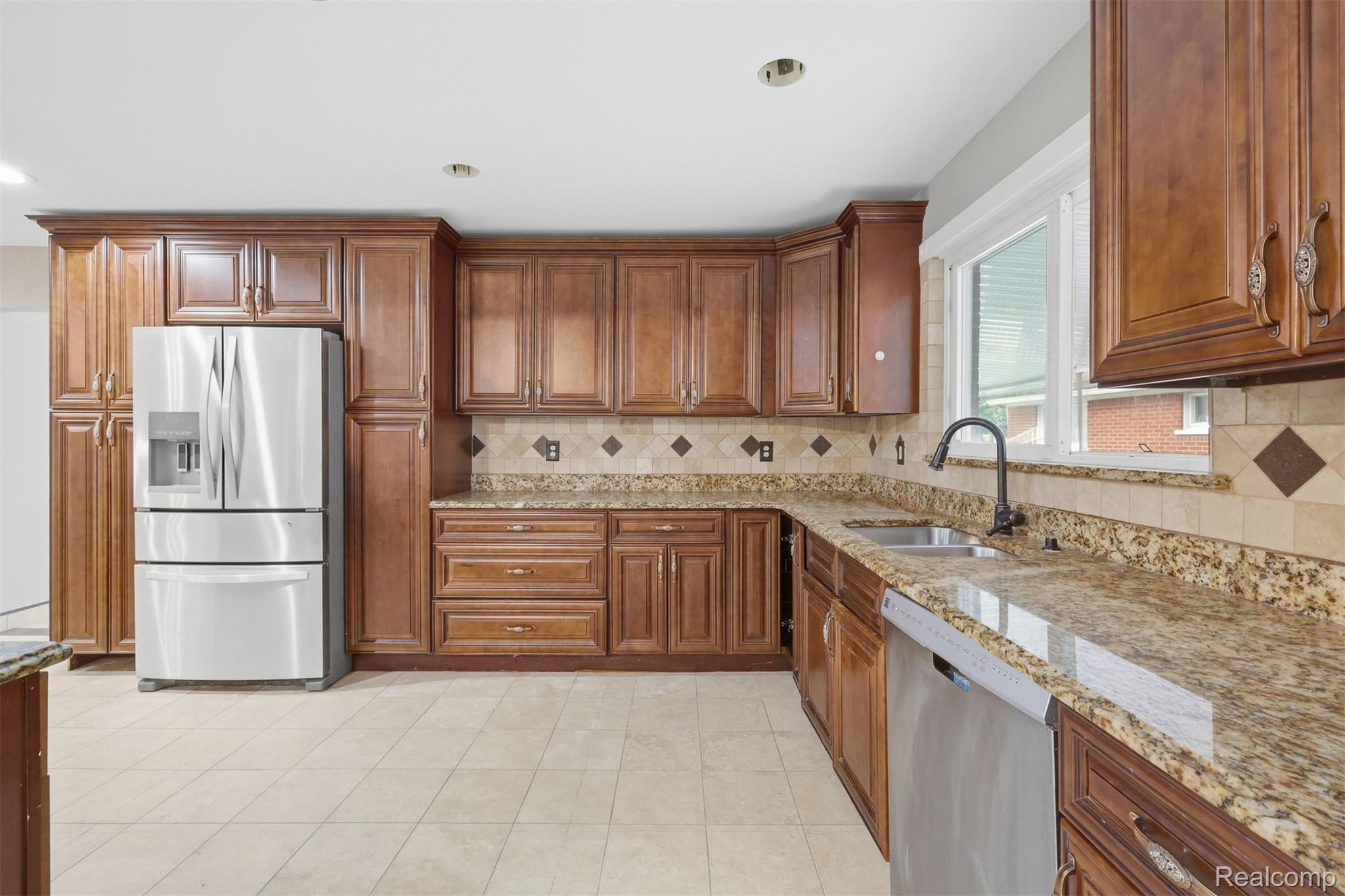 18116 Outer Drive Property Photo 9