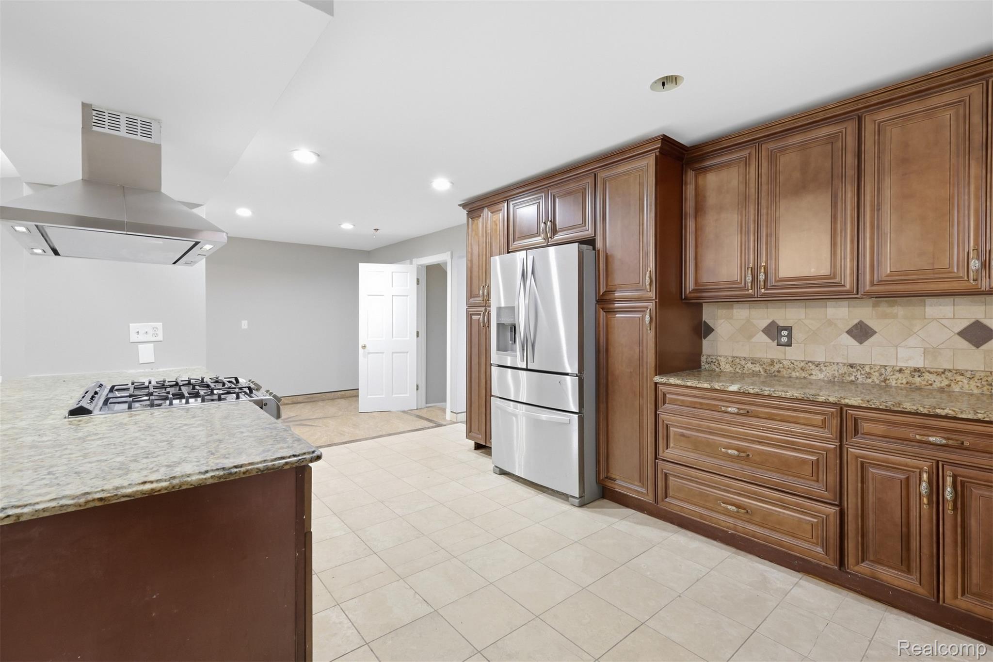 18116 Outer Drive Property Photo 10