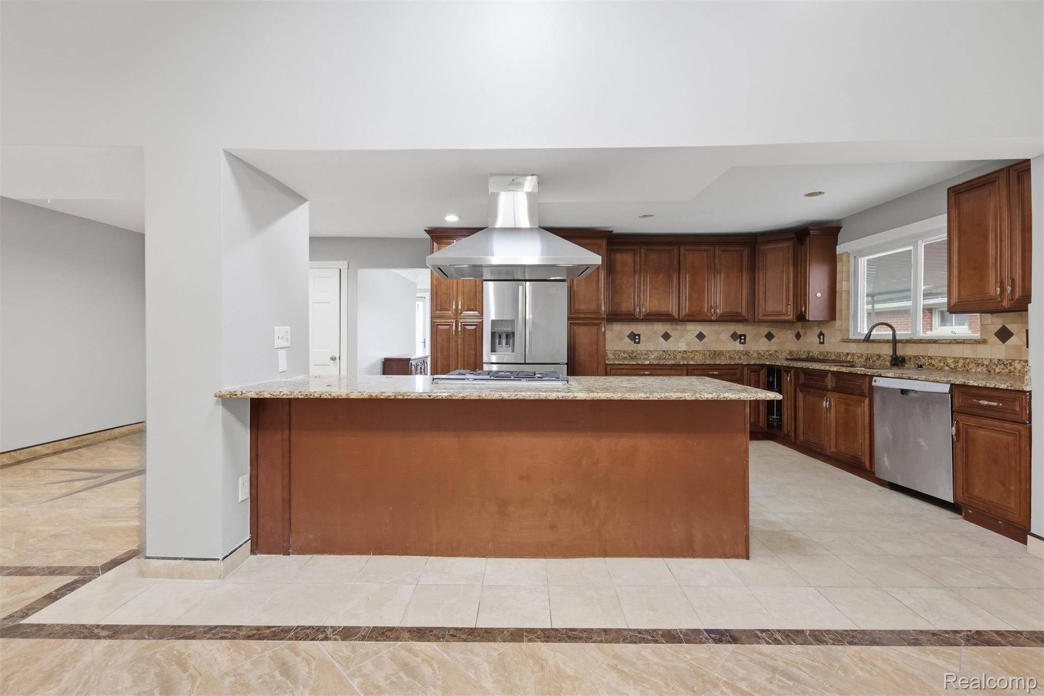 18116 Outer Drive Property Photo 11