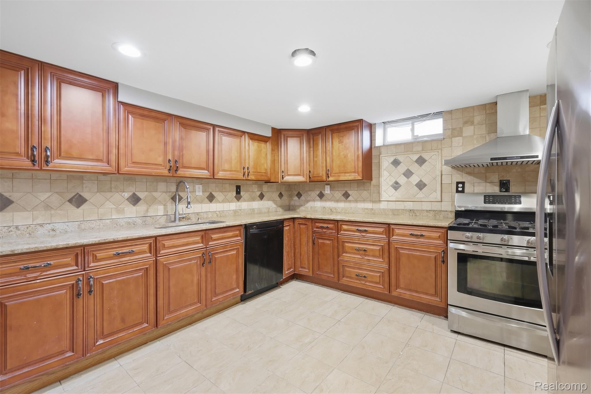 18116 Outer Drive Property Photo 27