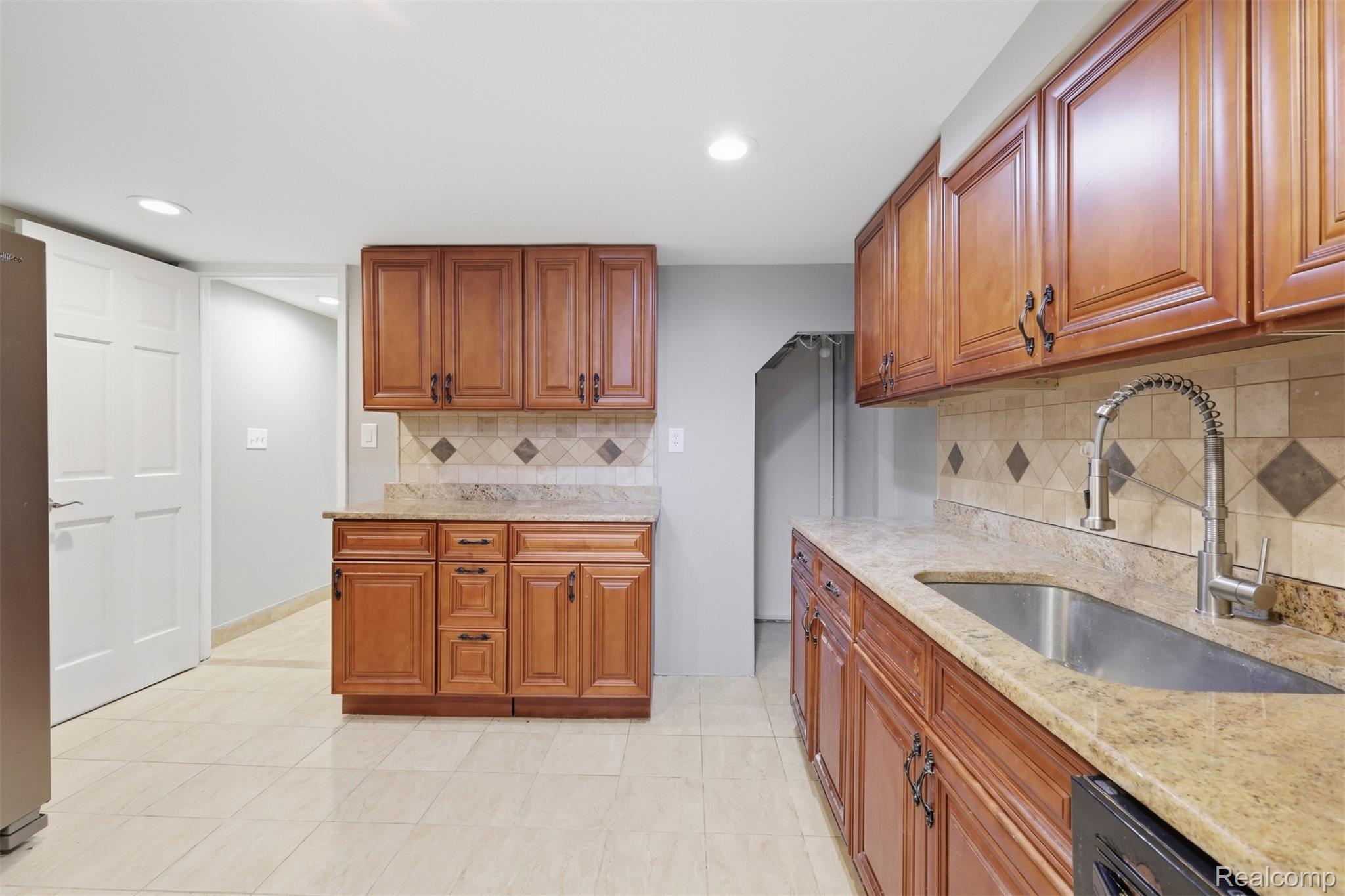 18116 Outer Drive Property Photo 29