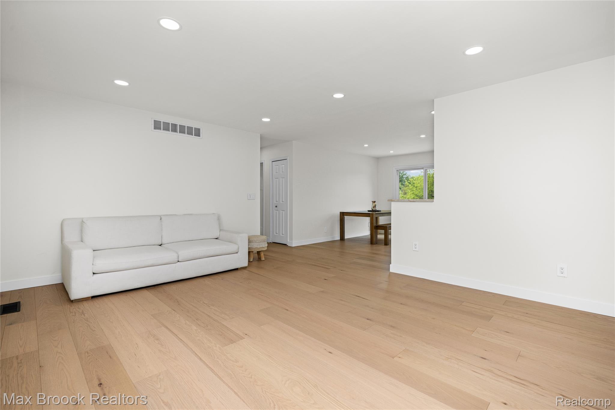 2000 Matthew Street Property Photo 7