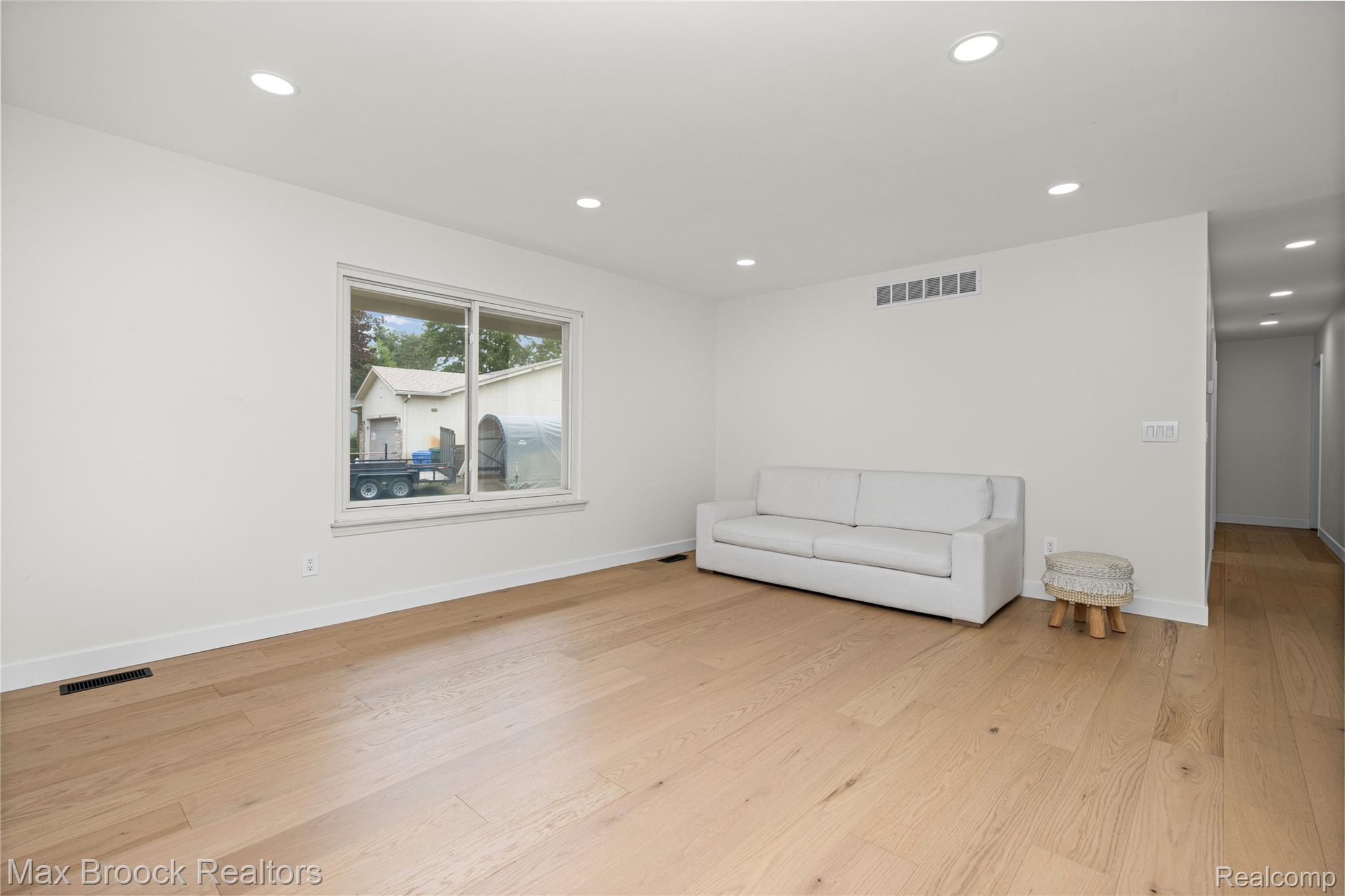 2000 Matthew Street Property Photo 8