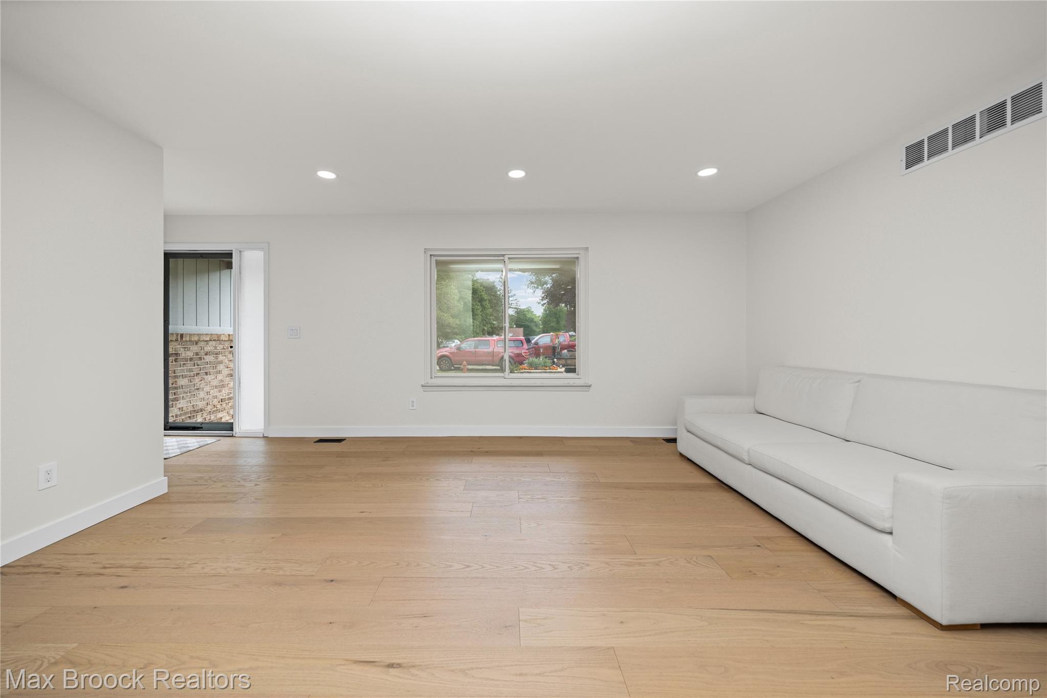 2000 Matthew Street Property Photo 9