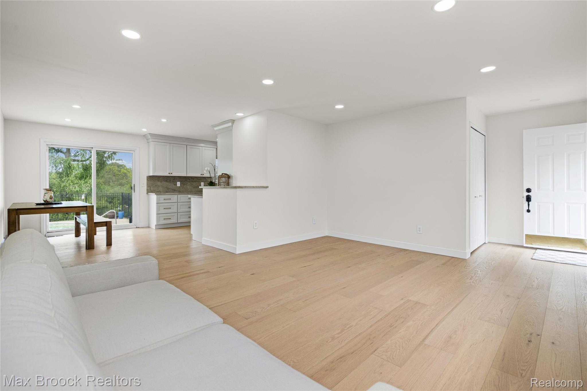 2000 Matthew Street Property Photo 11