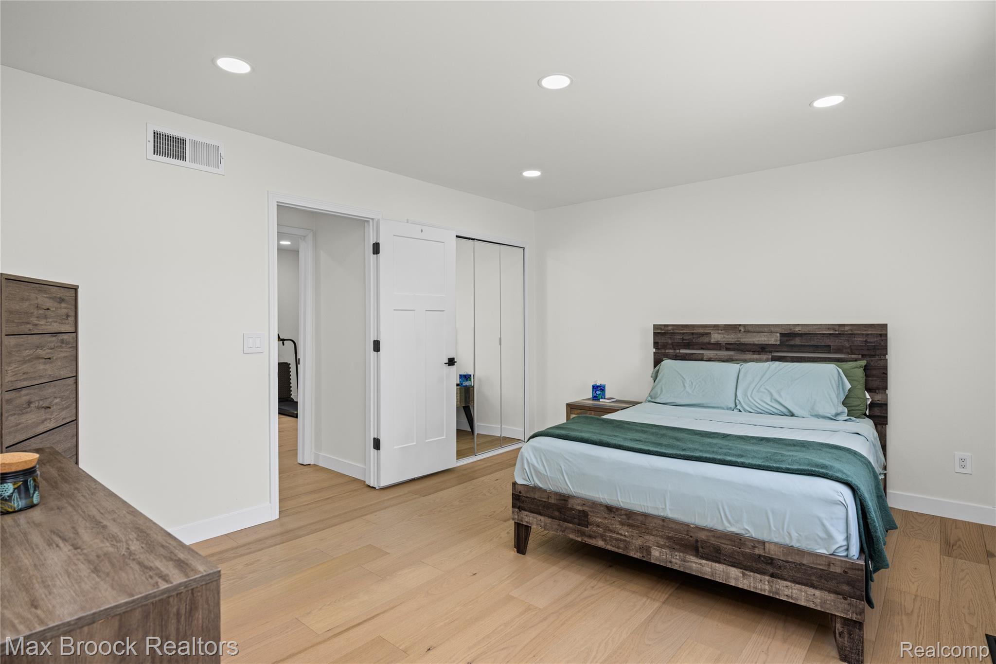 2000 Matthew Street Property Photo 28