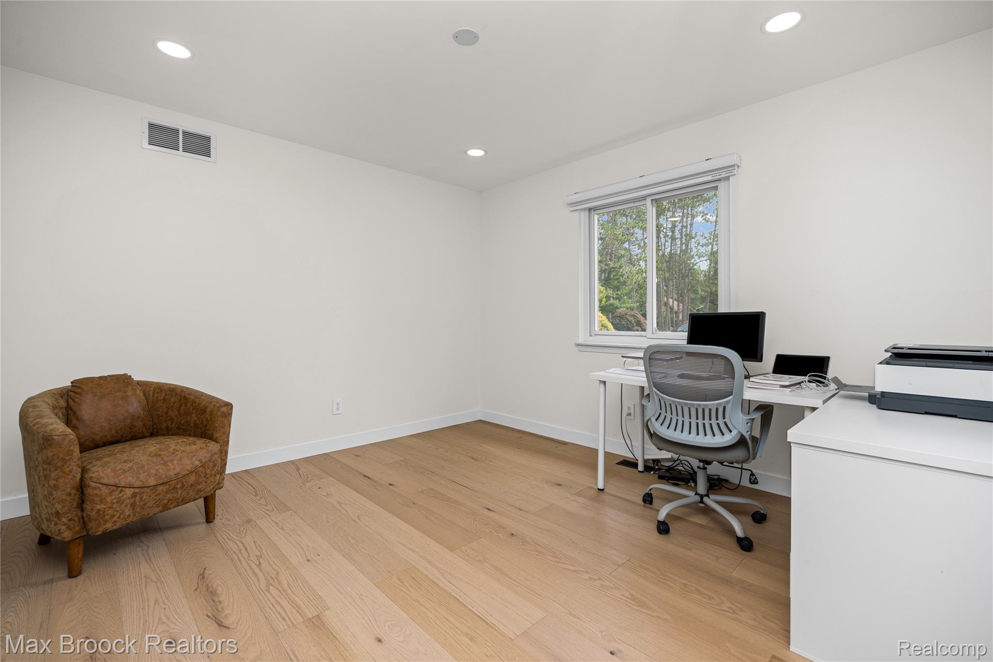 2000 Matthew Street Property Photo 31