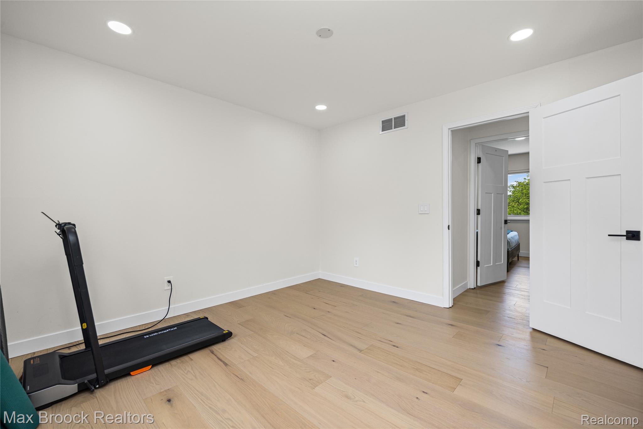2000 Matthew Street Property Photo 32