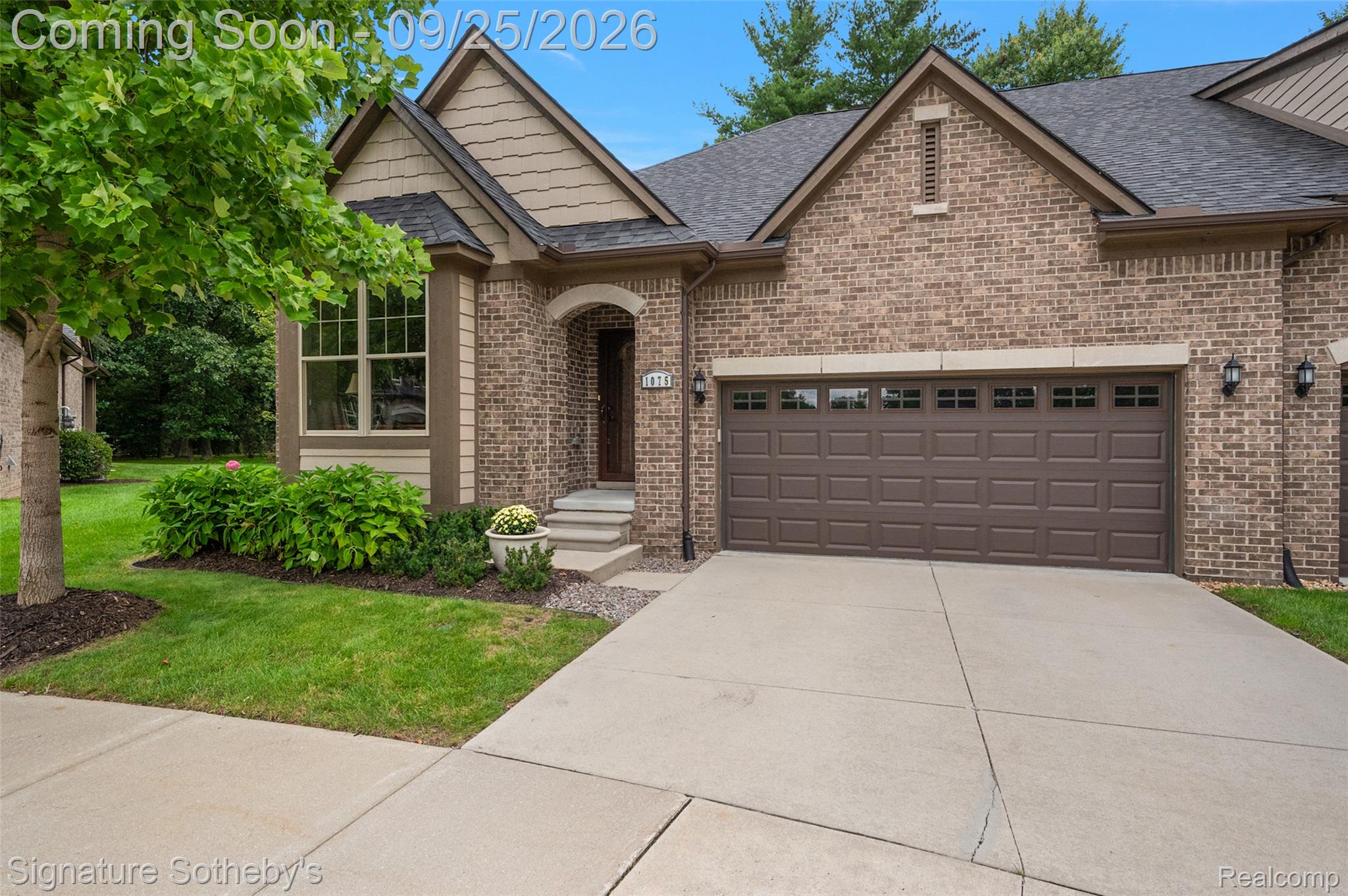1075 Hampshire Court Property Photo 1
