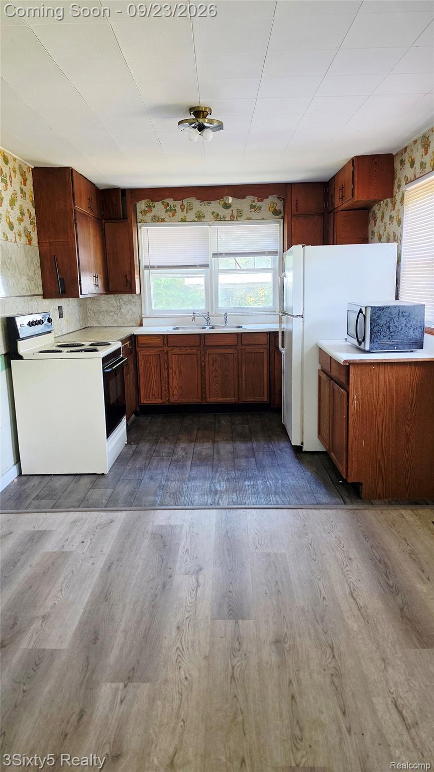2525 E Valley Road Property Photo 5