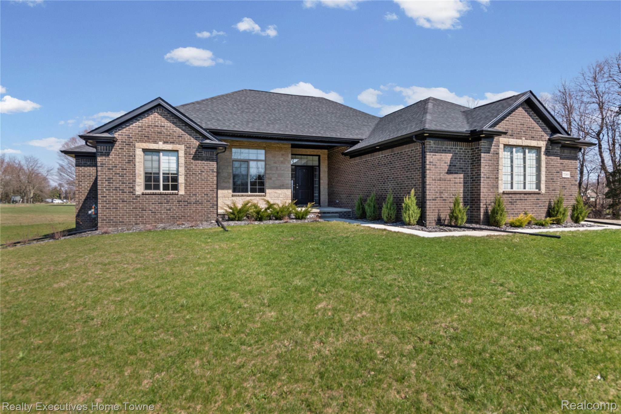 7285 Wood Pointe Drive Property Photo 1