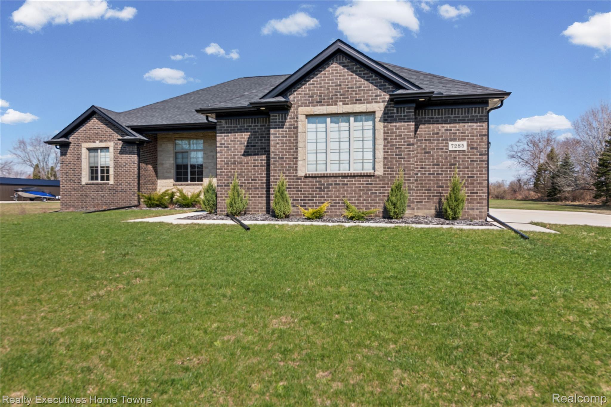 7285 Wood Pointe Drive Property Photo 3