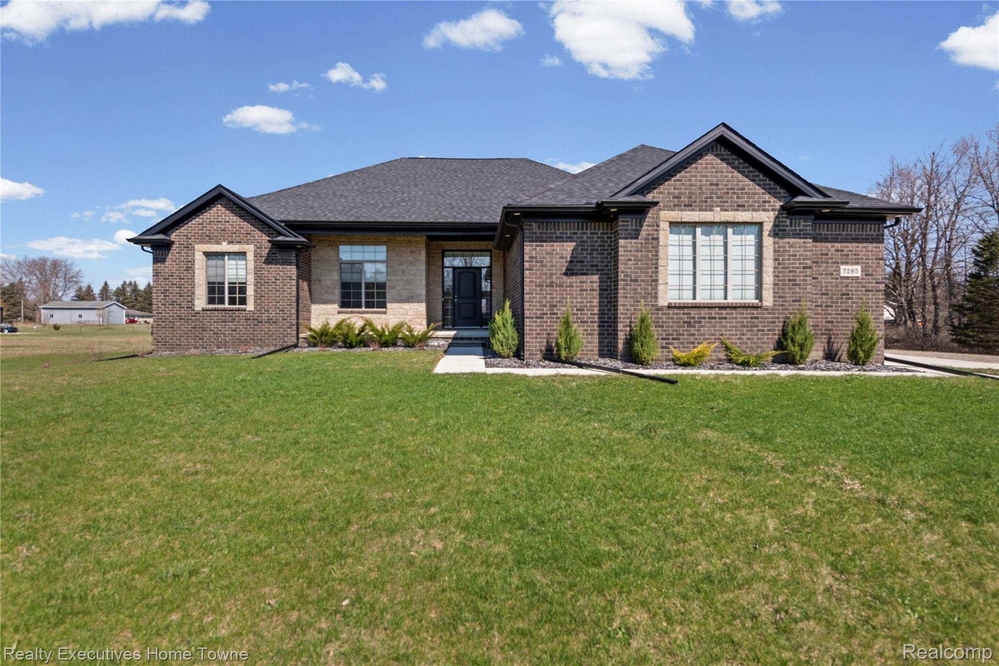 7285 Wood Pointe Drive Property Photo 4