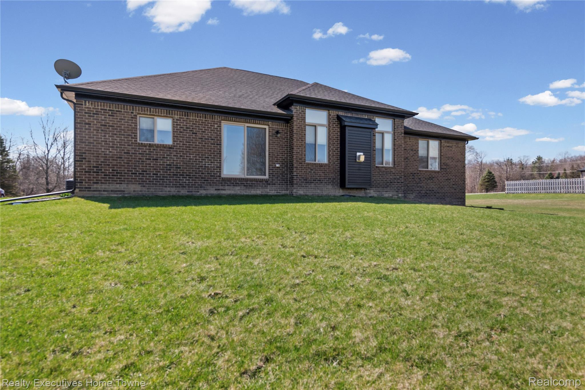 7285 Wood Pointe Drive Property Photo 6
