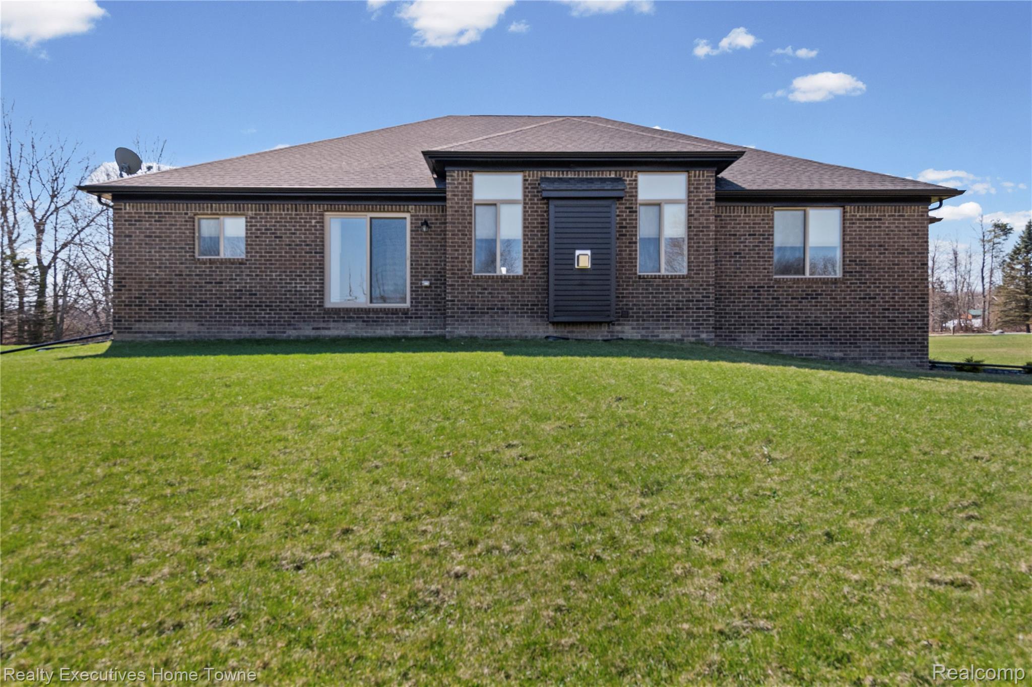 7285 Wood Pointe Drive Property Photo 8