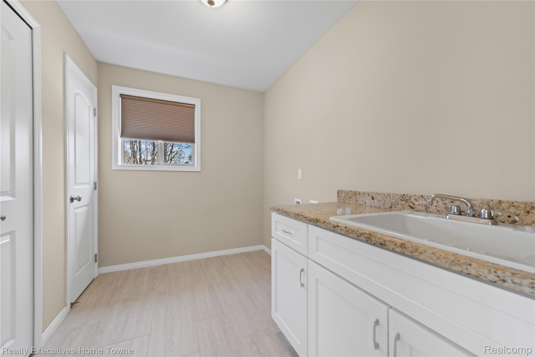 7285 Wood Pointe Drive Property Photo 20
