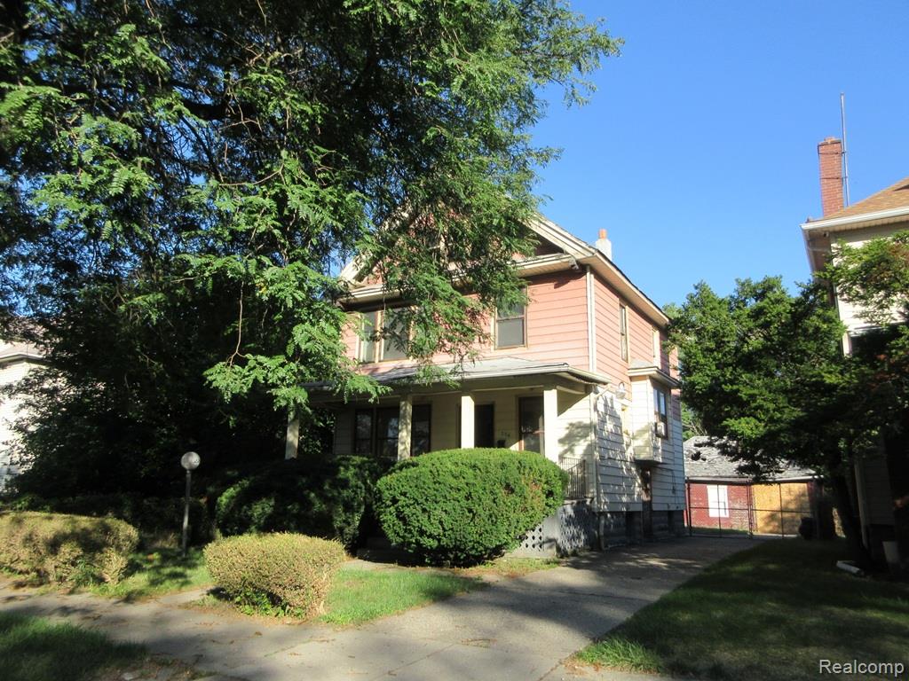 226 W Grand Property Photo 1
