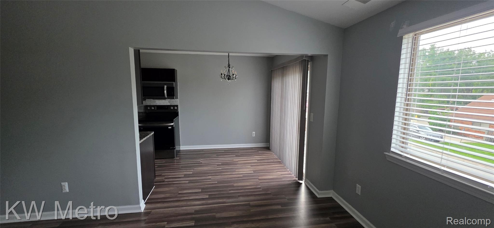 38604 Meadowdale Street Property Photo 6