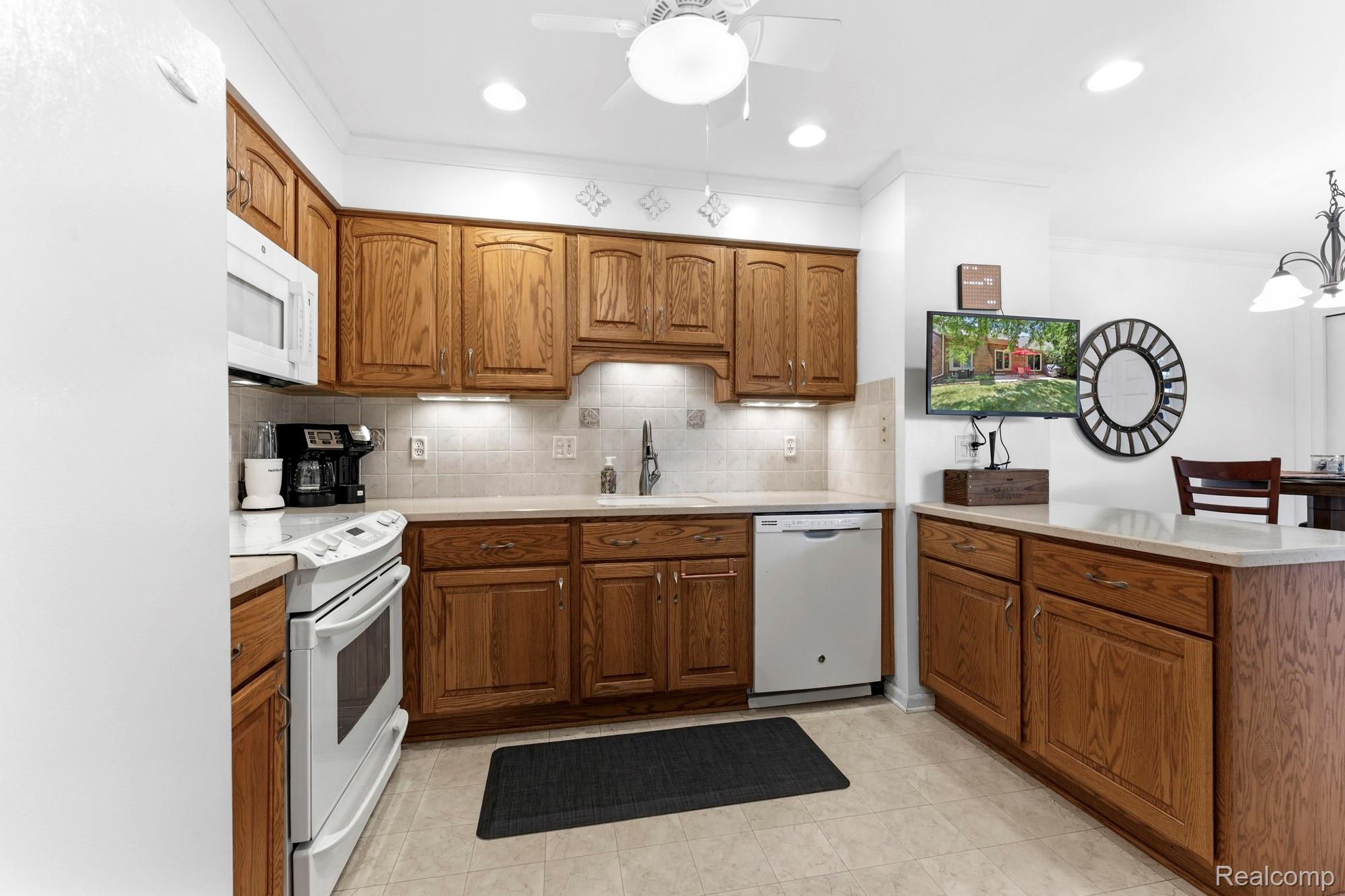 15744 E Golfview Drive Property Photo 8