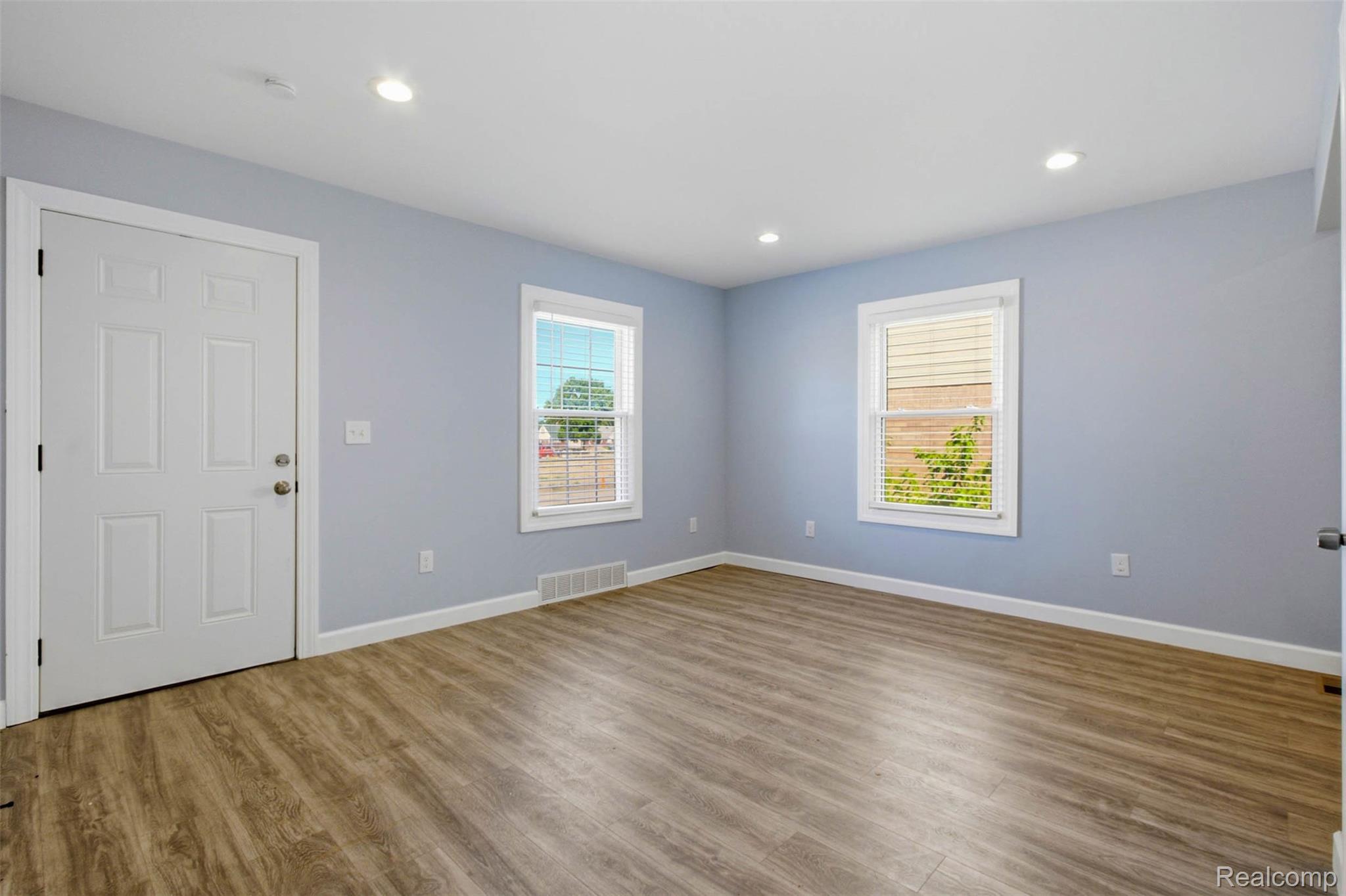 20600 Lennon Street Property Photo 4