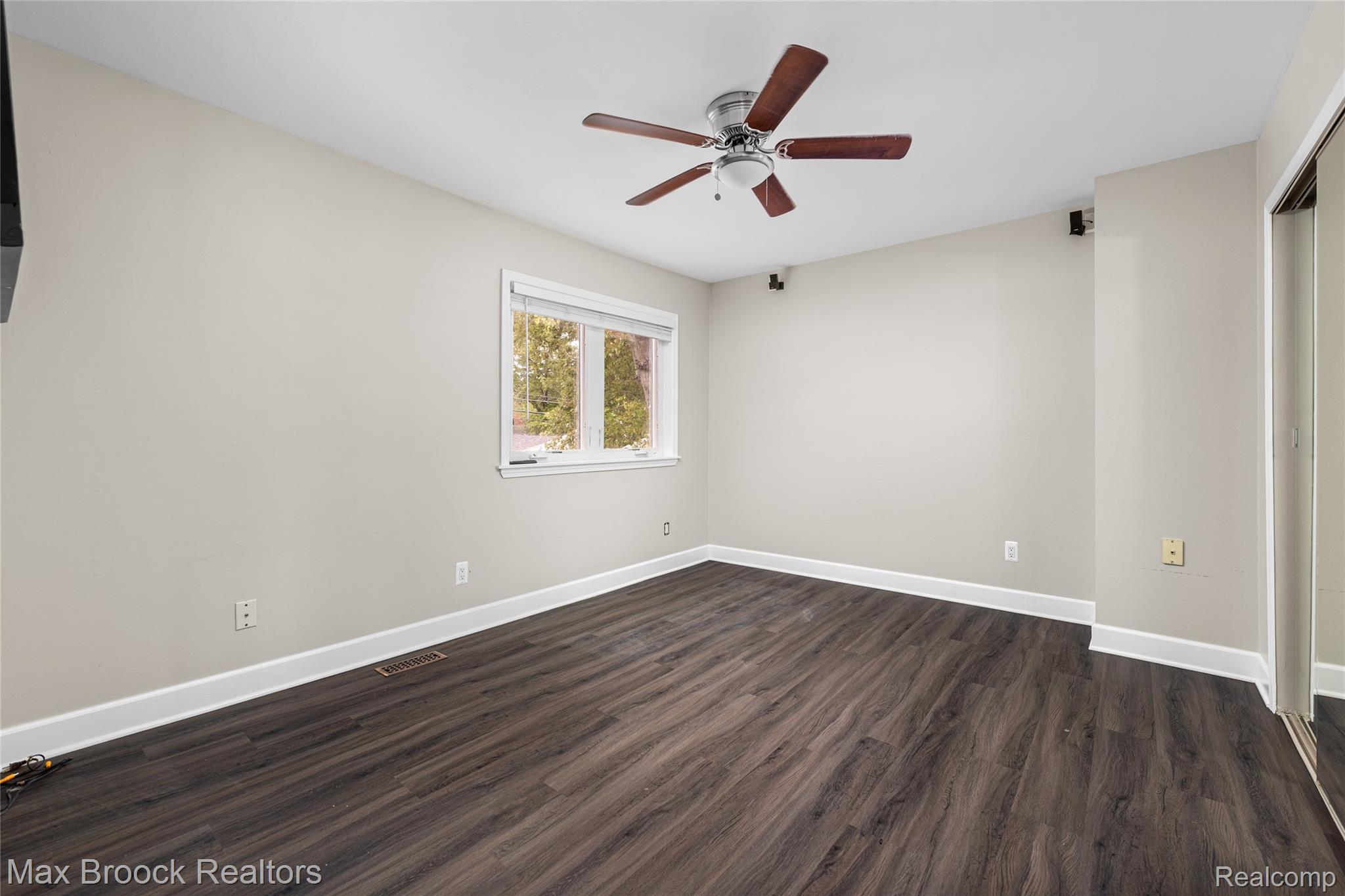 1445 Holland Street Property Photo 9