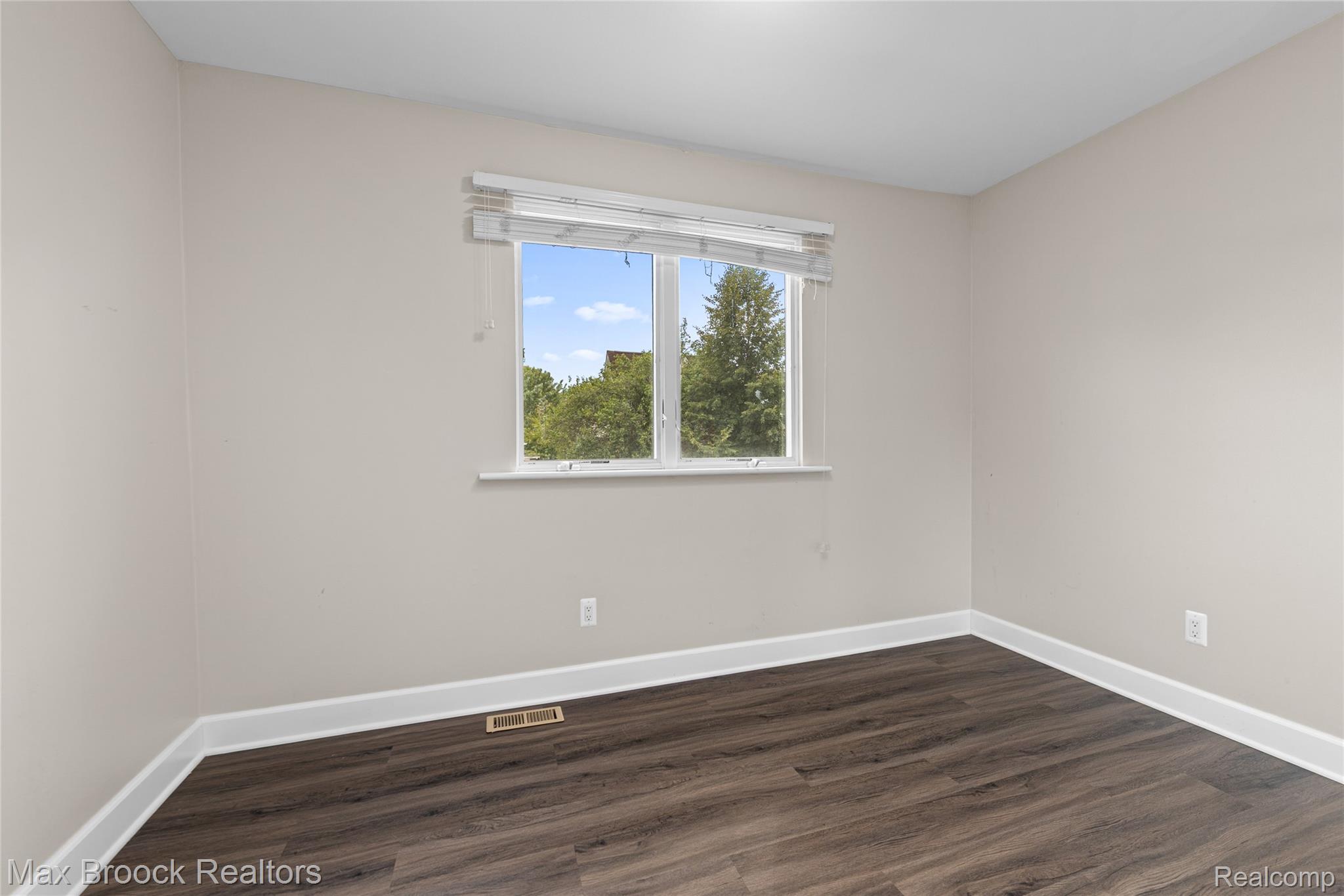 1445 Holland Street Property Photo 11